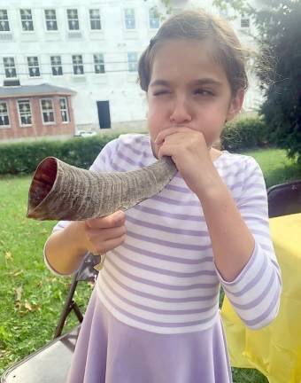 Maddy Ayzenberg from Goshen blowing her shofar.