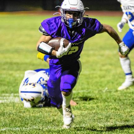 Warwick running back Giacomo Abbate rushed for 137 yards and two touchdowns behind great offensive line play from Grant Havell, Michael Hennessy, Michael Miller, Brayden Harrison, Matt Lupkovich. and Dan Devine.