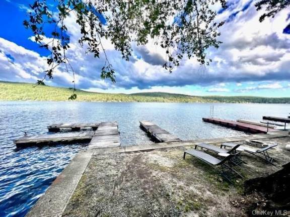 Lake house with optional furnishings included