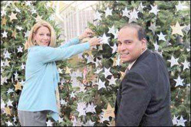 O&R LIGHTS UP THE HOLIDAYS WITH HOSPICE TREE DONATION
