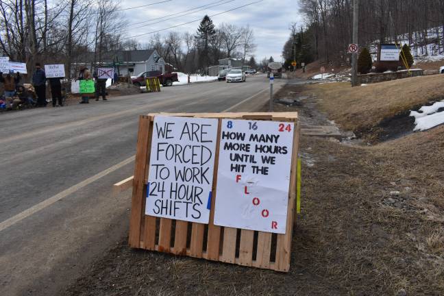 Strikers on Feb. 25 outside the Otisville Correctional Facility.