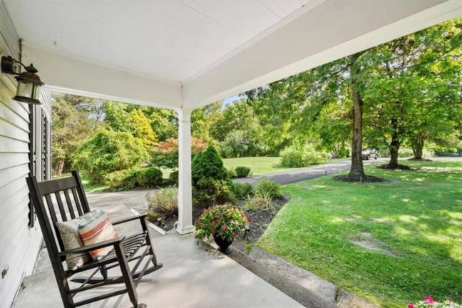 A Warwick gem on nearly two acres