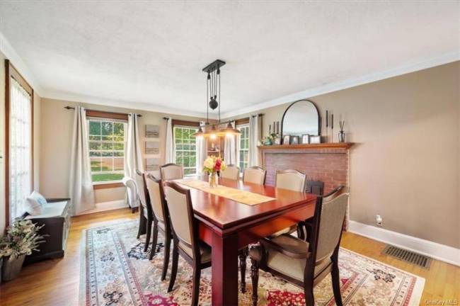 A Warwick gem on nearly two acres