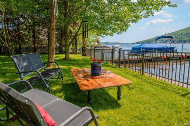 Lakefront living for summer