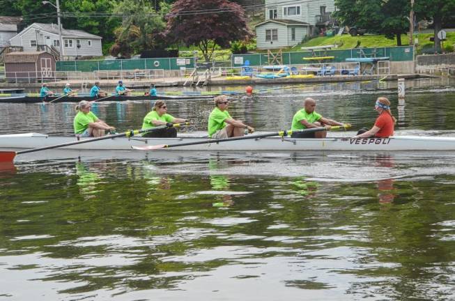 A snapshot of the boats mid-race.