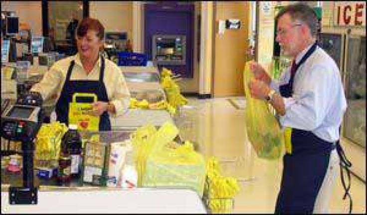Local dignitaries help bag hunger at Warwick ShopRite